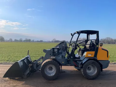 Giant V4502T Shovel Loader