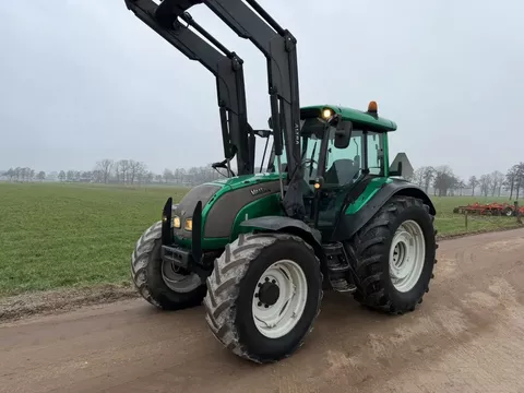Valtra C110 Trekker met voorlader