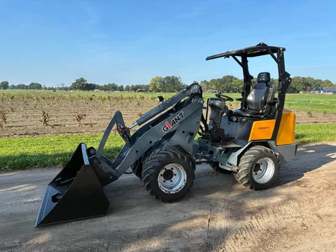 Giant 337 shovel Loader
